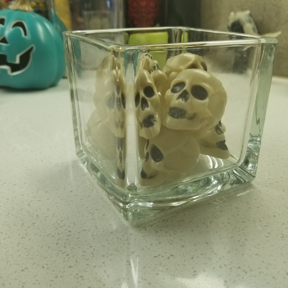 Halloween decor glass jar of skulls - Picture 5 of 5